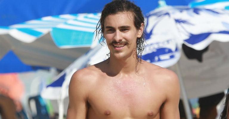 Com bermuda no limite, Bruno Montaleone é flagrado na praia e quase mostra demais