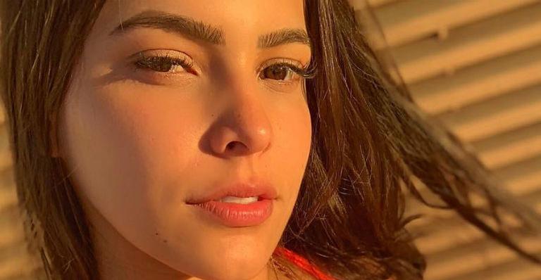 Emilly Araújo posa agarrada ao namorado durante viagem de jatinho: ”Blindados”
