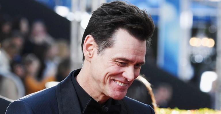 3 anos após polêmica morte de ex, Jim Carrey assume namoro na cerimônia do Globo de Ouro