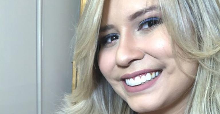 Marília Mendonça surge de cropped neon e deixa barriguinha à mostra