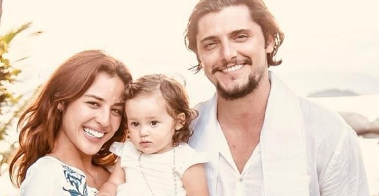 Apenas de fraldas, Madalena explode ‘fofurômeto’ ao receber carinho de Bruno Gissoni
