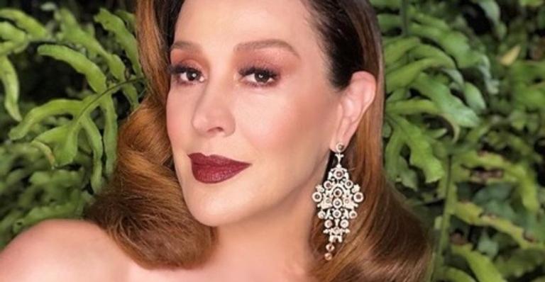 Claudia Raia exibe corpão de biquíni na praia e comemora: ”52 anos, me sinto tão plena”