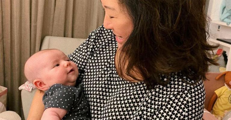Dona Kika encanta com novas fotos da neta, Zoe: ”Uma figurinha”