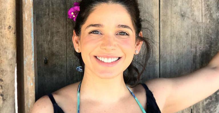 Sabrina Petraglia exibe barriguinha da primeira gravidez durante as férias