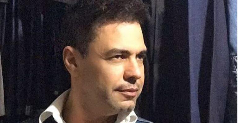 Zezé Di Camargo surge só de sunga e desabafa: ”A parte masculina dessa foto não é grande coisa”