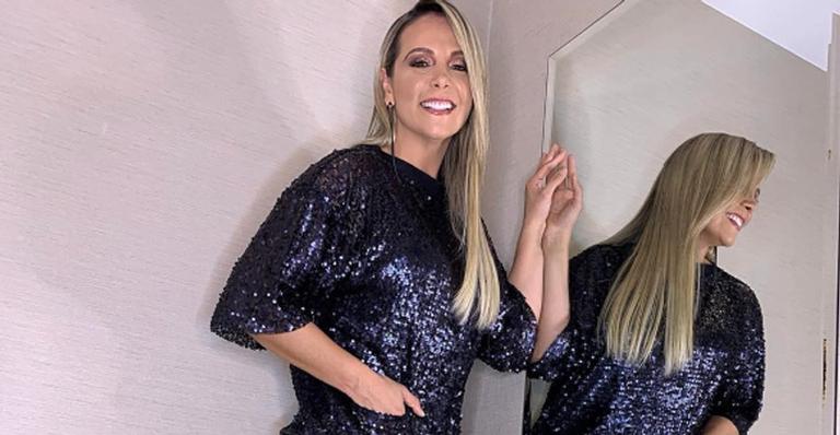 Carla Perez coloca pernas supertorneadas para jogo e enlouquece fãs: ”Nasceu para brilhar”