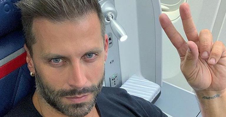 Henri Castelli embarca com os filhos para Orlando e fofura e empolgação da caçula rouba a cena