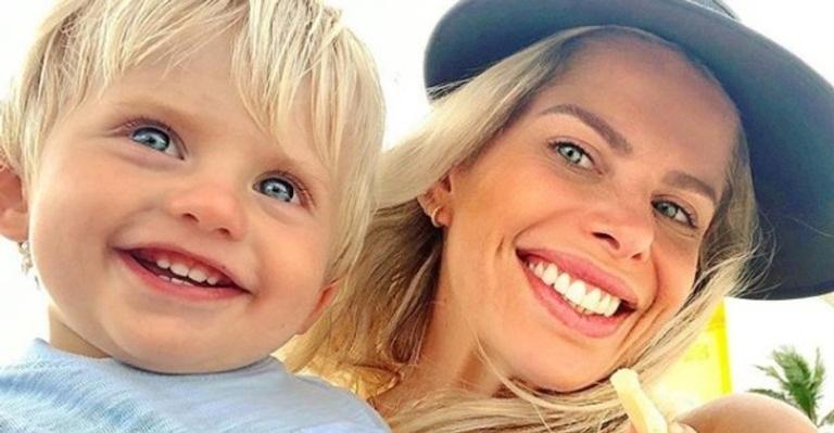 Fofura! Karina Bacchi encanta ao mostrar Enrico se divertindo na natação