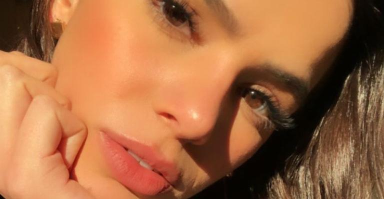 Bruna Marquezine faz a temperatura subir ao mostrar o bumbum em foto na cama