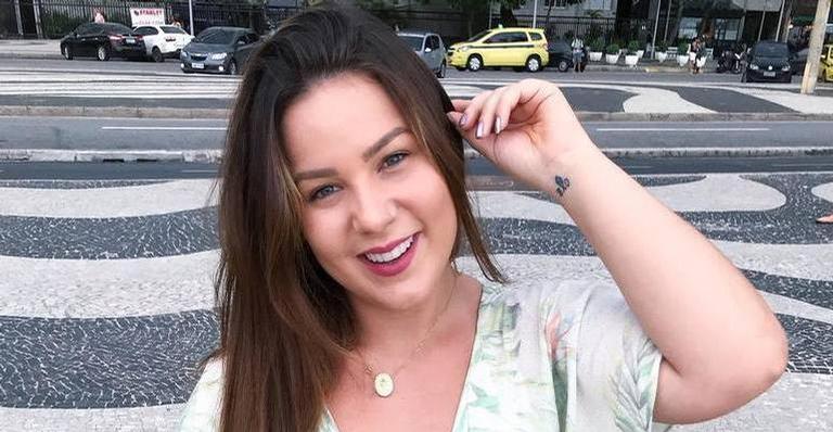 Lembra dela? Ex-BBB Cacau ostenta com carrão de R$ 350 mil nos EUA: ”Tô um nojo”