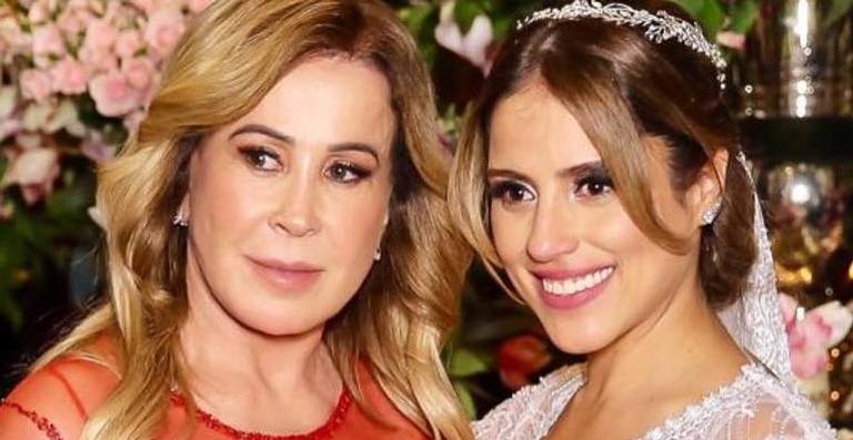 Zilu Godoy aposta em transparência para prestigiar a filha grávida, Camilla Camargo, em peça