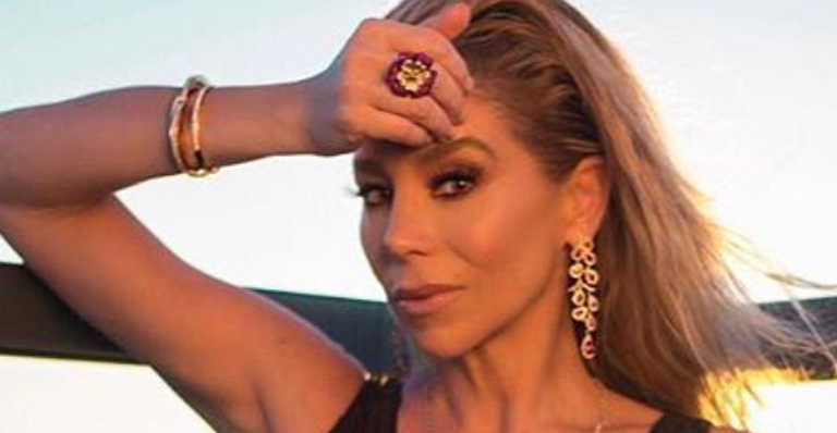 Danielle Winits posa na academia exibindo microcintura e é acusada de exagerar no Photoshop