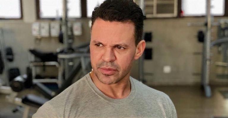 Eduardo Costa agarra namorada e declara: ”Gorda em cima de mim”