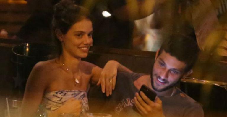Laura Neiva exibe aliança durante jantar com Chay Suede
