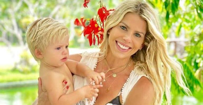 Karina Bacchi exibe clique de quando era criança e se compara com Enrico: ”Joia lapidada por Deus”