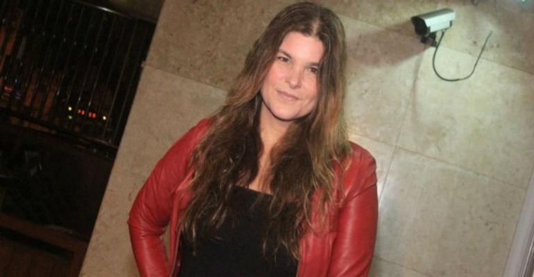 Aos 55 anos, Cristiana Oliveira aparece de biquíni e impressiona com boa forma