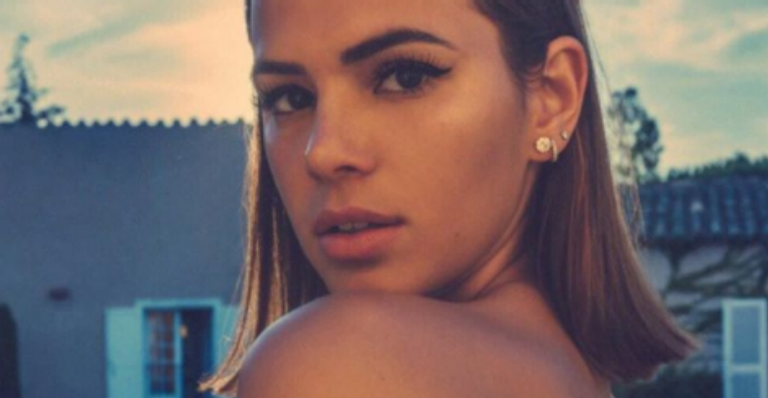 Bruna Marquezine empina o bumbum em foto e internautas criticam: ”Vai quebrar a coluna”