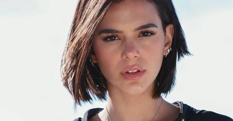 Bem blogueirinha! Bruna Marquezine e Paola, seu alter ego, fazem tutorial de maquiagem internacional