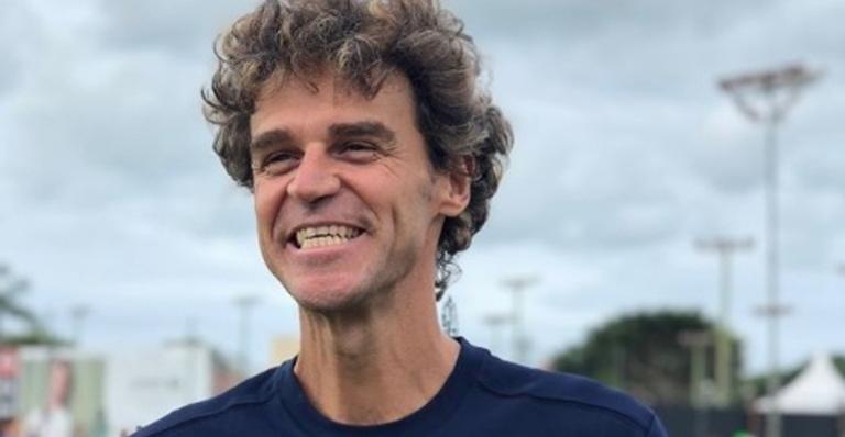 Em clique raro, Guga Kuerten posa ao lado de toda a família e cabelos brancos chamam atenção