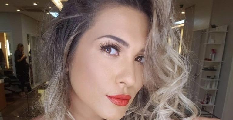 Lívia Andrade surge com look sexy de cabaré e bumbum na nuca impressiona: ”Espetáculo”