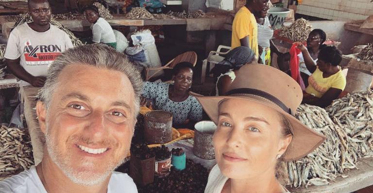 Luciano Huck e Angélica se sensibilizam com comunidade em Moçambique e doam brinquedos para crianças
