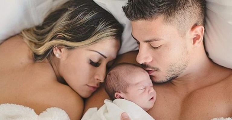 Arthur Aguiar posa com Sophia sorrindo e fãs notam semelhança com Mayra Cardi: ”A cara da mãe”