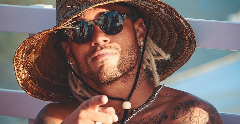 Neymar Jr. posa só de sunga no Qatar e exibe corpo sarado