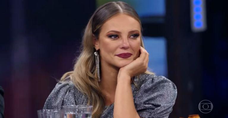 Paolla Oliveira chora no ‘Domingão do Faustão’ e desabafa: “Respeitem as escolhas”