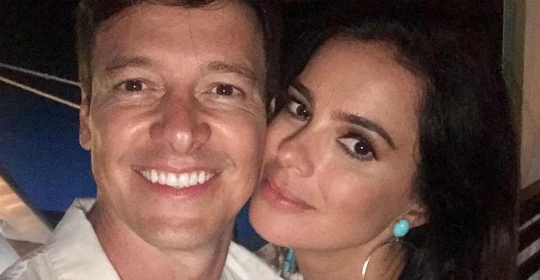 Rodrigo Faro posa ao lado da esposa e detalhe chama atenção
