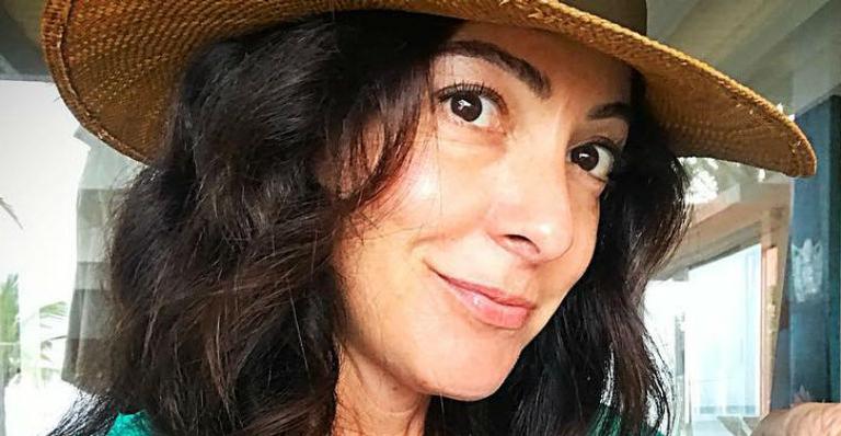 Ana Paula Padrão posa de biquíni e mostra boa forma aos 53 anos