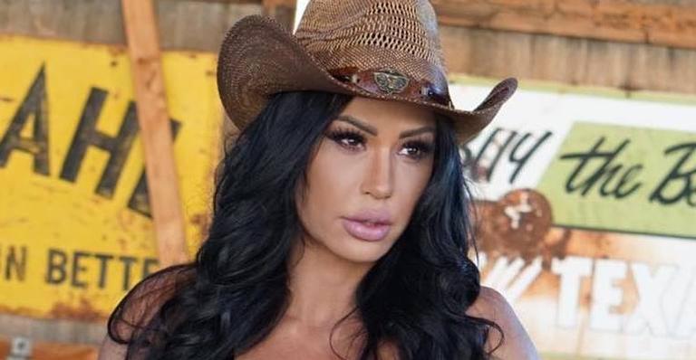 Gracyanne Barbosa bota bumbum para jogo com biquíni micro e dispara: ‘Seja o foco do seu julgamento’
