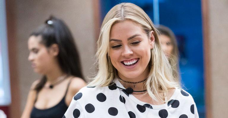 Isabella se descuida e acaba mostrando demais na cama do ‘Big Brother’