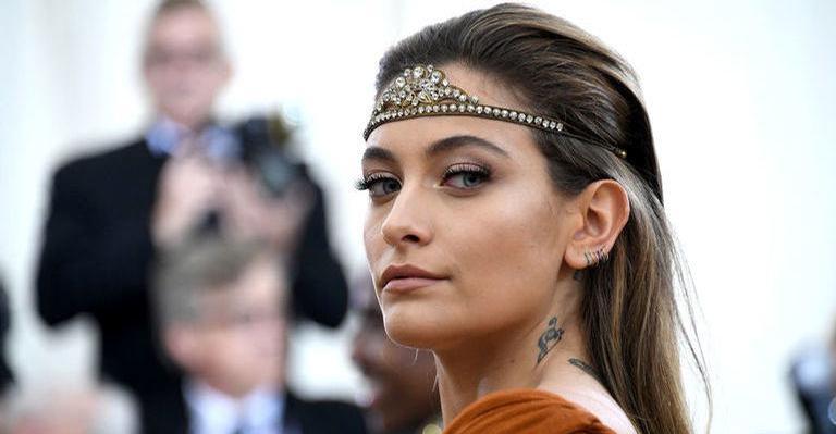 Após tentativas de suicídio, Paris Jackson se interna em clínica psicológica