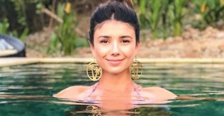 Paula Fernandes esbanja sensualidade em clique de biquíni