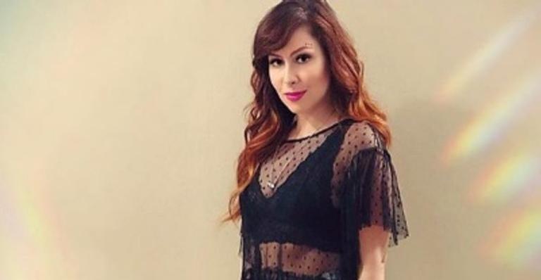 Em clique raro, Pitty aproveita tarde ao lado da filha: ”A gente gosta de pé descalço”