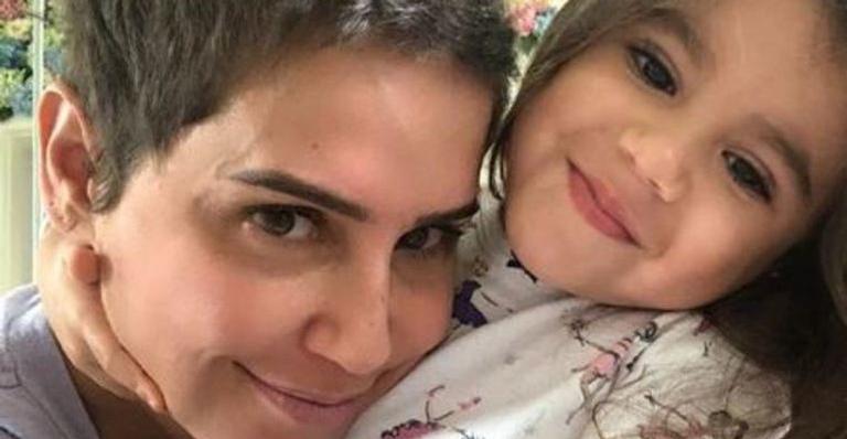 Deborah Secco se diverte com reação sincera de Maria Flor vendo seu novo visual platinado