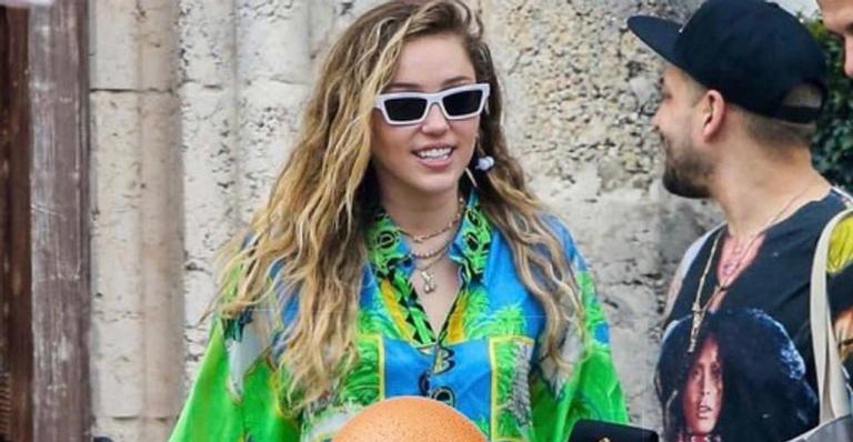 Miley Cyrus comenta boato de gravidez, após foto sugestiva
