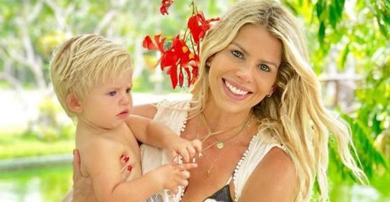 Fofura em dose dupla! Karina Bacchi aparece agarradinha com Enrico: ”A gente se amassa”