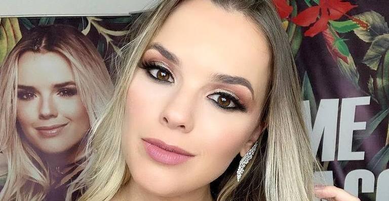 Thaeme encanta a web ao mostrar filha se mexendo na barriga: ”Cadê o bebê da mamãe?”