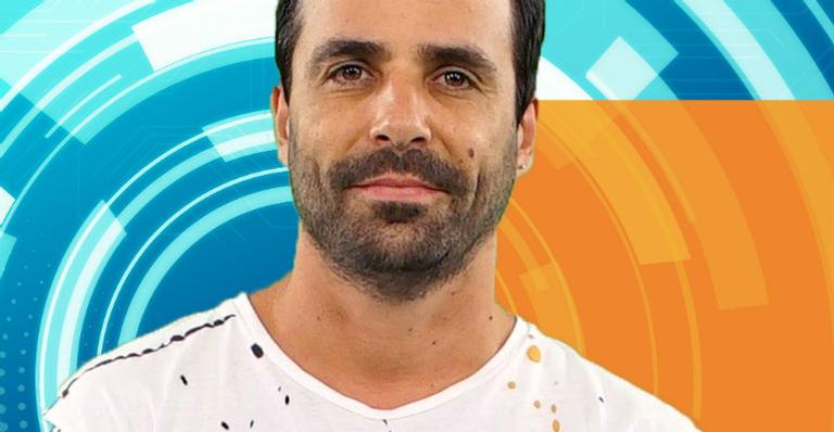 Vinicius ignora as câmeras, troca de roupa e fica pelado