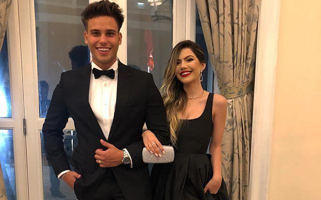 Jonathan Couto e Sarah Pôncio chegam no Copacabana Palace para casamento de Brandt e Saulo