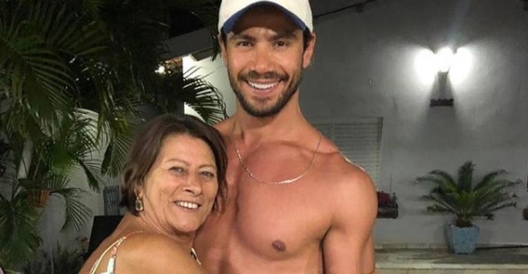 Lutando contra um câncer, mãe do sertanejo Mariano ganha emocionante festa surpresa no hospital