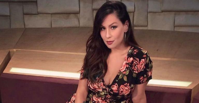 Pitty faz topless e chama atenção ao posar de biquíni fio dental