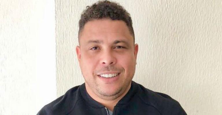 Ronaldo posa ao lado de todos os filhos e semelhança impressiona