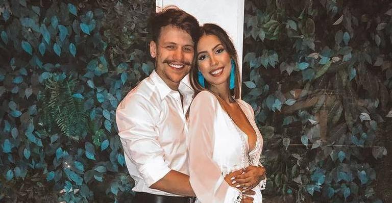 Gabi Brandt demonstra ansiedade por casamento com Saulo Pôncio: ‘Próximo beijo já estaremos casados’