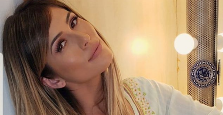 Na grama, Lívia Andrade posa com micro biquíni e exibe corpão