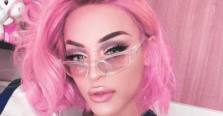 Ousadia que chama! Pabllo Vittar usa biquíni micro e tatuagem íntima chama atenção