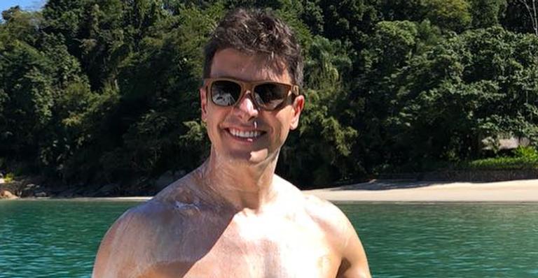 Rodrigo Faro surge de sunga e dispara: ‘Não tem moleza não’