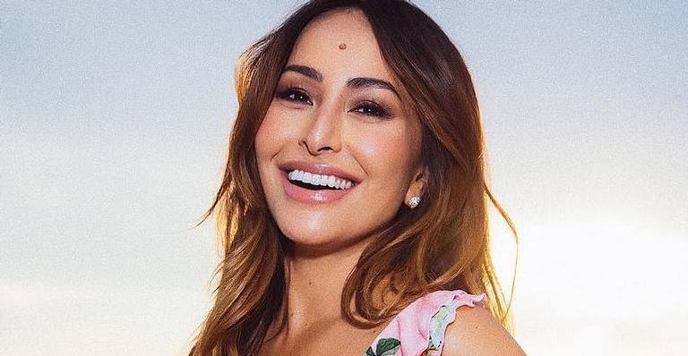 Sabrina Sato surge deslumbrante com look decotado e anuncia sua volta ao carnaval