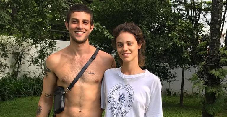 Chay Suede posa agarradinho com filhote de cachorro e Laura Neiva se derrete